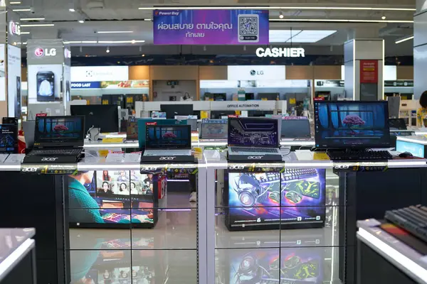 PATTAYA, THAILAND - CIRCA APRIL, 2023: Central Pattaya 'daki Power Buy mağazasında (CentralFestival Pattaya Beach) çeşitli dizüstü bilgisayarlar sergileniyor.