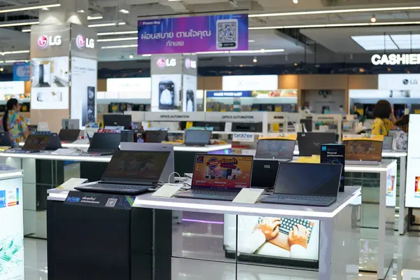 PATTAYA, THAILAND - CIRCA APRIL, 2023: Central Pattaya 'daki Power Buy mağazasında (CentralFestival Pattaya Beach) çeşitli dizüstü bilgisayarlar sergileniyor.