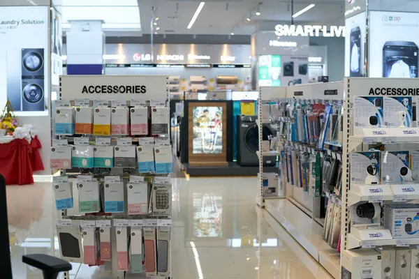 PATTAYA, THAILAND - CIRCA APRIL, 2023: Central Pattaya 'daki Power Buy mağazasında (CentralFestival Pattaya Beach) sergilenen mallar.