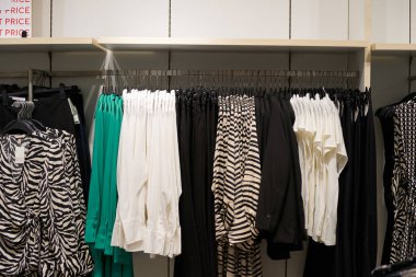 PATTAYA, THAILAND - CIRCA APRIL, 2023: H ve M perakende mağazasının içi. H ve M, erkekler, kadınlar, gençler ve çocuklar için hızlı moda kıyafetlerine odaklanıyor..