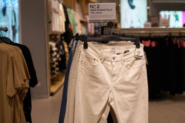 PATTAYA, THAILAND - CIRCA APRIL, 2023: H ve M perakende mağazasının içi. H ve M, erkekler, kadınlar, gençler ve çocuklar için hızlı moda kıyafetlerine odaklanıyor..