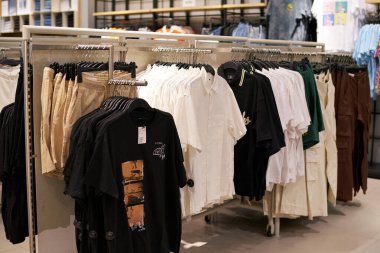 PATTAYA, THAILAND - CIRCA APRIL, 2023: H ve M perakende mağazasının içi. H ve M, erkekler, kadınlar, gençler ve çocuklar için hızlı moda kıyafetlerine odaklanıyor..