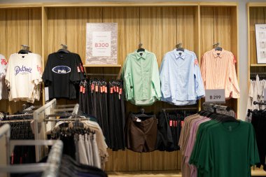 PATTAYA, THAILAND - CIRCA APRIL, 2023: H ve M perakende mağazasının içi. H ve M, erkekler, kadınlar, gençler ve çocuklar için hızlı moda kıyafetlerine odaklanıyor..