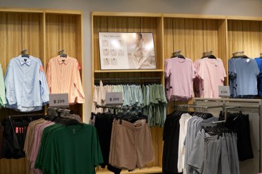 PATTAYA, THAILAND - CIRCA APRIL, 2023: H ve M perakende mağazasının içi. H ve M, erkekler, kadınlar, gençler ve çocuklar için hızlı moda kıyafetlerine odaklanıyor..