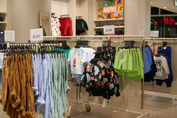 PATTAYA, THAILAND - CIRCA APRIL, 2023: H ve M perakende mağazasının içi. H ve M, erkekler, kadınlar, gençler ve çocuklar için hızlı moda kıyafetlerine odaklanıyor..
