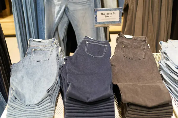 PATTAYA, THAILAND - CIRCA APRIL, 2023: H ve M perakende mağazasında kot pantolon sergileniyor. H ve M, erkekler, kadınlar, gençler ve çocuklar için hızlı moda kıyafetlerine odaklanıyor..