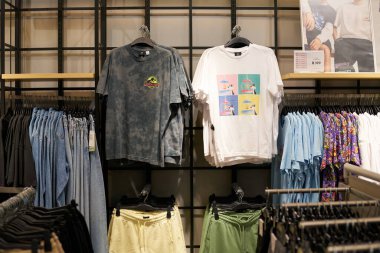 PATTAYA, THAILAND - CIRCA APRIL, 2023: H ve M perakende mağazasının içi. H ve M, erkekler, kadınlar, gençler ve çocuklar için hızlı moda kıyafetlerine odaklanıyor..