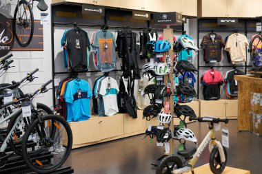 PATTAYA, THAILAND - CIRCA APRIL, 2023: Central Pattaya 'daki Supersports mağazasında (CentralFestival Pattaya Beach) alışveriş merkezi.