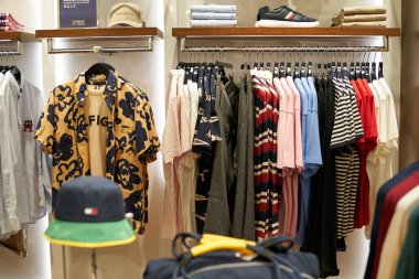 PATTAYA, THAILAND - CIRCA APRIL, 2023: Central Pattaya 'daki Tommy Hilfiger perakende mağazasında çeşitli giysiler sergileniyor (CentralFestival Pattaya Plajı).