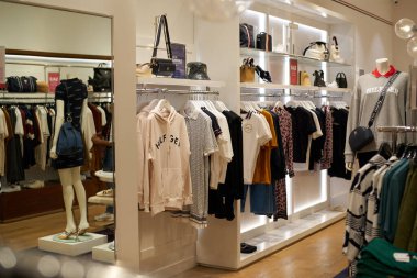 PATTAYA, THAILAND - CIRCA APRIL, 2023: Central Pattaya 'daki Tommy Hilfiger perakende mağazasında çeşitli giysiler sergileniyor (CentralFestival Pattaya Plajı).