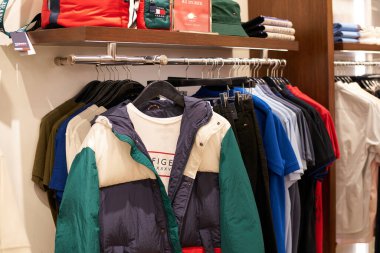 PATTAYA, THAILAND - CIRCA APRIL, 2023: Central Pattaya 'daki Tommy Hilfiger perakende mağazasında çeşitli giysiler sergileniyor (CentralFestival Pattaya Plajı).