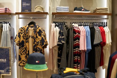 PATTAYA, THAILAND - CIRCA APRIL, 2023: Central Pattaya 'daki Tommy Hilfiger perakende mağazasında çeşitli giysiler sergileniyor (CentralFestival Pattaya Plajı).