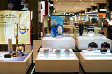 PATTAYA, THAILAND - CIRCA APRIL, 2023: Central Pattaya 'da güzellik ürünleri sergileniyor (CentralFestival Pattaya Sahili) alışveriş merkezi.