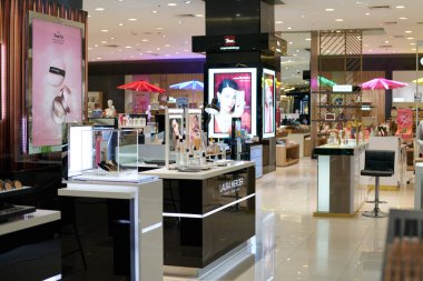 PATTAYA, THAILAND - CIRCA APRIL, 2023: Central Pattaya 'da güzellik ürünleri sergileniyor (CentralFestival Pattaya Sahili) alışveriş merkezi.