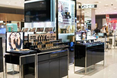 PATTAYA, THAILAND - CIRCA APRIL, 2023: Yves Saint Laurent kozmetik ürünleri Central Pattaya 'da sergileniyor (CentralFestival Pattaya Plajı).