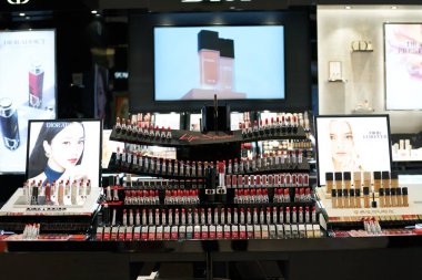 PATTAYA, THAILAND - CIRCA APRIL, 2023: Central Pattaya 'da Dior kozmetik ürünleri sergileniyor (CentralFestival Pattaya Beach) alışveriş merkezi.