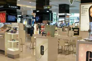 PATTAYA, THAILAND - CIRCA APRIL, 2023: Central Pattaya 'da güzellik ürünleri sergileniyor (CentralFestival Pattaya Sahili) alışveriş merkezi.