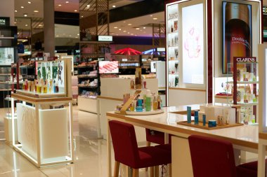 PATTAYA, THAILAND - CIRCA APRIL, 2023: Central Pattaya 'da güzellik ürünleri sergileniyor (CentralFestival Pattaya Sahili) alışveriş merkezi.