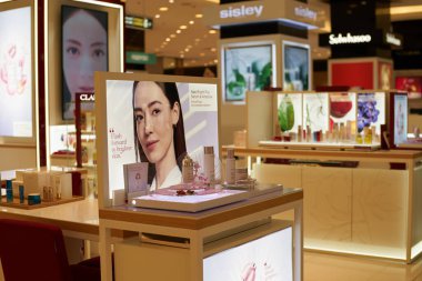 PATTAYA, THAILAND - CIRCA APRIL, 2023: Central Pattaya 'da güzellik ürünleri sergileniyor (CentralFestival Pattaya Sahili) alışveriş merkezi.