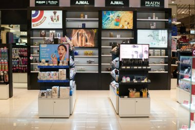 PATTAYA, THAILAND - CIRCA APRIL, 2023: Central Pattaya 'da güzellik ürünleri sergileniyor (CentralFestival Pattaya Sahili) alışveriş merkezi.