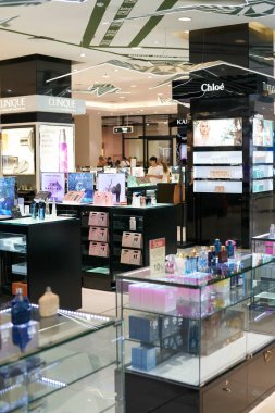 PATTAYA, THAILAND - CIRCA APRIL, 2023: Central Pattaya 'da güzellik ürünleri sergileniyor (CentralFestival Pattaya Sahili) alışveriş merkezi.