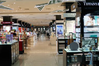 PATTAYA, THAILAND - CIRCA APRIL, 2023: Central Pattaya 'da güzellik ürünleri sergileniyor (CentralFestival Pattaya Sahili) alışveriş merkezi.