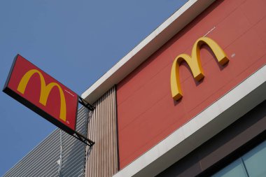 PATTAYA, THAILAND - CRCA Nisan 2023: Pattaya 'daki McDonald' s fast food restoranı. 