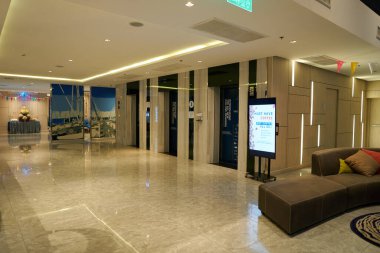 PATTAYA, THAILAND - CIRCA APRIL, 2023: Holiday Inn Express Pattaya Central 'ın iç çekimi.