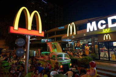 PATTAYA, THAILAND - CRCA Nisan 2023: Pattaya 'daki McDonald' s fast food restoranı. 