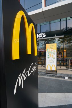 HO CHI MINH CITY, VIETNAM - CIRCA MARCH, 2023: Ho Chi Minh City 'deki McDonald' s fast food restoranında Altın Kemer ve McCafe tabelası görüldü