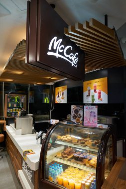 PATTAYA, THAILAND - CRCA APRIL, 2023: McCafe Pattaya 'daki McDonald' s fast food restoranında.