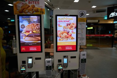 PATTAYA, THAILAND - CIRCA APRIL, 2023: Pattaya 'daki McDonald' s fast food restoranından sipariş vermek için self servis büfeleri.