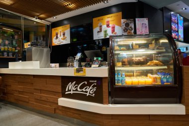 PATTAYA, THAILAND - CRCA APRIL, 2023: McCafe Pattaya 'daki McDonald' s fast food restoranında.