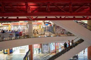 PATTAYA, THAILAND - CIRCA APRIL, 2023: Terminal 21 Pattaya 'nın iç çekimi.