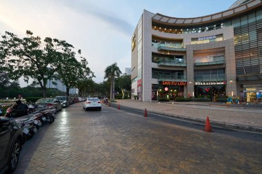 HO CHI MINH CITY, VİETNAM - CIRCA MARCH, 2023: Crescent Mall 'ın sokak manzarası