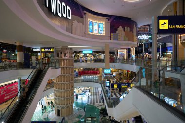 PATTAYA, THAILAND - CIRCA APRIL, 2023: Terminal 21 Pattaya 'nın iç çekimi.