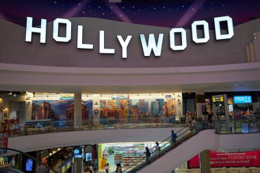 PATTAYA, THAILAND - CIRCA Nisan 2023: 21 Pattaya Terminali 'nde görülen Hollywood tabelası.