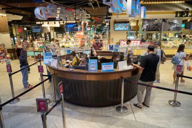 PATTAYA, THAILAND - CIRCA APRIL, 2023: Terminal 21 Pattaya 'daki yemek bölümü.