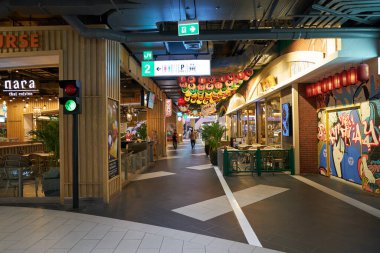 PATTAYA, THAILAND - CIRCA APRIL, 2023: Terminal 21 Pattaya 'nın iç çekimi.