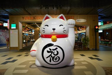 PATTAYA, THAILAND - CIRCA APRIL, 2023: Pattaya Terminali 21 'de görülen maneki-neko heykeli.