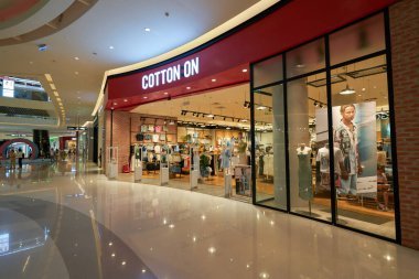 HO CHI MINH CITY, VİETNAM - CIRCA MARCH, 2023: Crescent Mall 'daki Cotton On mağazasının girişi.