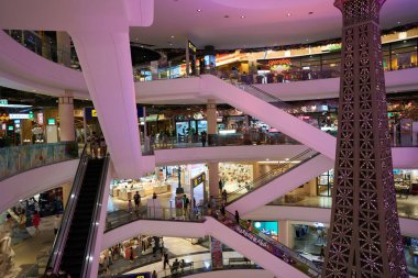 PATTAYA, THAILAND - CIRCA Nisan 2023: 21 Pattaya Terminali içindeki Eyfel Kulesi kopyası.