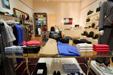 HO CHI MINH CITY, VİETNAM - CIRCA MARCH, 2023: Crescent Mall 'daki Tommy Hilfiger mağazasının içi.