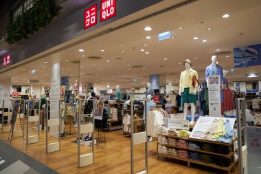 PATTAYA, THAILAND - CIRCA APRIL, 2023: Terminal 21 Pattaya 'daki Uniqlo perakende mağazasına giriş.