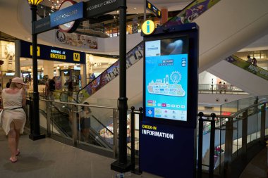 PATTAYA, THAILAND - CIRCA APRIL, 2023: Terminal 21 Pattaya 'da görüldüğü gibi etkileşimli self-servis bilgi kiosku.