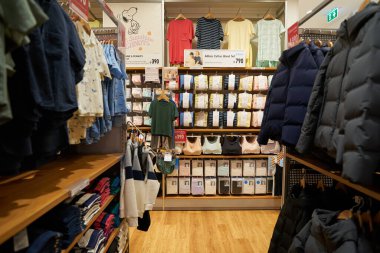 PATTAYA, THAILAND - CIRCA APRIL, 2023: Terminal 21 Pattaya 'daki Uniqlo perakende mağazasının iç çekimleri.