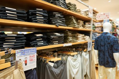 PATTAYA, THAILAND - CIRCA APRIL, 2023: Terminal 21 Pattaya 'daki Uniqlo perakende mağazasının iç çekimleri.