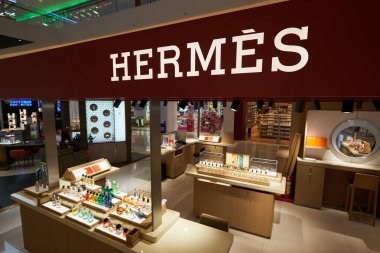 HO CHI MINH CITY, VİETNAM - CIRCA MARCH, 2023: Crescent Mall 'daki Hermes mağazasında sergilenen mallar.