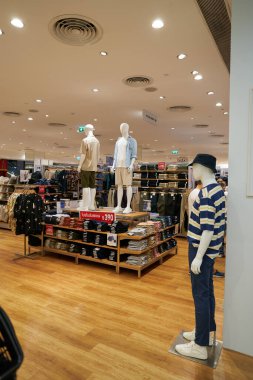 PATTAYA, THAILAND - CIRCA APRIL, 2023: Terminal 21 Pattaya 'daki Uniqlo perakende mağazasının iç çekimleri.