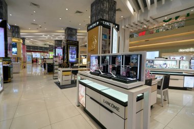 HO CHI MINH CITY, VİETNAM - CIRCA MARCH, 2023: Crescent Mall 'da Lancome ürünleri sergileniyor.